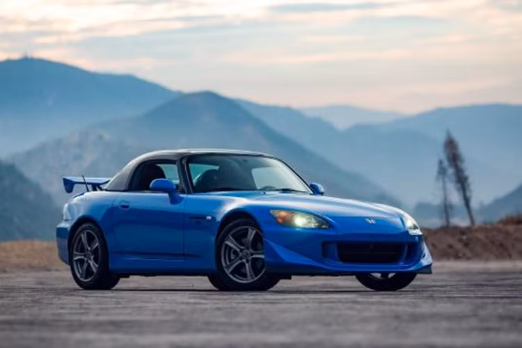 Trong khoang lái có ghế ngồi được bọc Alcantara màu đen với các chi tiết chèn màu vàng và đường khâu tương phản. Vì chiếc S2000 này được lái rất ít kể từ khi xuất xưởng vào năm 2008, nên nó vẫn ở trong tình trạng tuyệt vời và có rất ít dấu hiệu hao mòn.