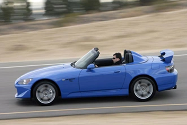 Honda S2000 CR, còn được gọi là Club Racer, chỉ được sản xuất giới hạn ở 700 chiếc cho thị trường Hoa Kỳ và chiếc này được sơn màu Apex Blue Pearl. Chiếc xe đã dành sáu năm cuối đời của mình ở Canada và hiện đã có mặt tại British Columbia.