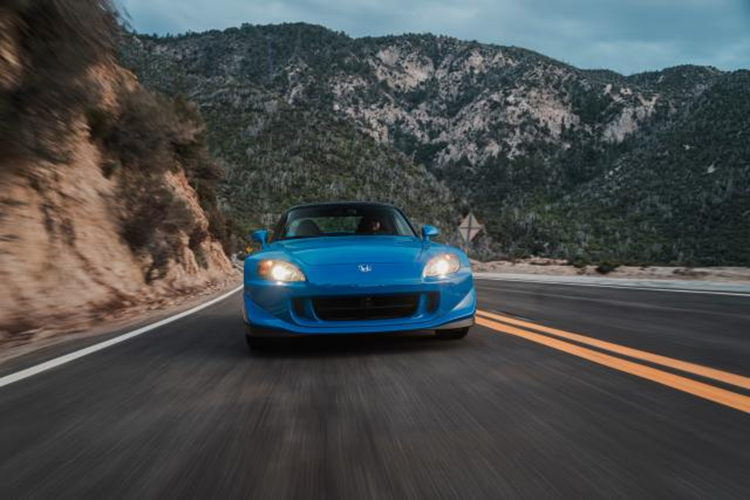 Động cơ 4 xi-lanh hút khí tự nhiên 2,2 lít ban đầu đã được giữ lại và không thay đổi. Khi mới, chiếc xe có công suất 237 mã lực và mô-men xoắn 162 lb-ft (220 Nm), nghĩa là mặc dù S2000 đã cũ, nó vẫn có nhiều mã lực hơn một chiếc Toyota GR86 mới với động cơ bốn xi-lanh 2,4 lít lớn hơn.