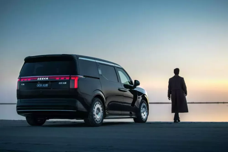 Rèm che nắng của cửa sổ trời toàn cảnh Panorama phía trên đầu hành khách cũng sẽ đóng lại. Bên cạnh đó là chế độ Incognito Mode, cho phép người lái xóa toàn bộ dữ liệu liên quan đến hành trình vừa đi. Dữ liệu này bao gồm thông tin liên quan đến hệ thống định vị, đàm thoại, kết nối Wifi và Bluetooth.