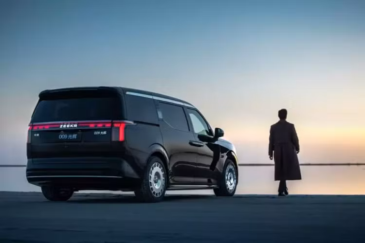 Rèm che nắng của cửa sổ trời toàn cảnh Panorama phía trên đầu hành khách cũng sẽ đóng lại. Bên cạnh đó là chế độ Incognito Mode, cho phép người lái xóa toàn bộ dữ liệu liên quan đến hành trình vừa đi. Dữ liệu này bao gồm thông tin liên quan đến hệ thống định vị, đàm thoại, kết nối Wifi và Bluetooth.