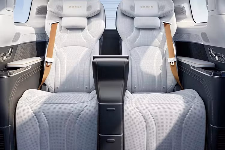 Tiếp theo đó là bình cắm hoa làm bằng đá cẩm thạch lấy từ dãy núi Himalayas và đánh bóng bằng tay. Tủ 18 lít với đủ tính năng làm mát, hâm nóng đồ uống và khử trùng bằng tia UV cũng được trang bị cho mẫu xe này. Theo thương hiệu Zeekr, nhiệt độ của tủ lạnh này có nhiệt độ dao động từ âm 6 độ C đến 50 độ C.