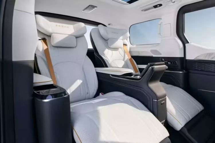 Chưa hết, khoang phía sau của xe còn có 2 ghế thương gia được bọc bằng chất liệu da aniline sang trọng, tích hợp bệ đỡ bắp chân đồng thời có đủ tính năng chỉnh điện 24 hướng, sưởi và massage.