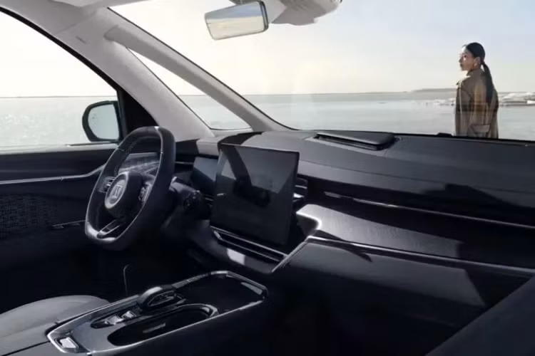 Hai ghế này được tách rời bằng cụm điều khiển trung tâm ở giữa. Trên cụm điều khiển trung tâm có thêm các nút chỉnh nạm pha lê sang trọng và màn hình cảm ứng 8 inch. Ngoài ra, cụm điều khiển trung tâm này còn tích hợp bàn gấp và két sắt 2 lớp, bảo vệ bằng mật khẩu.