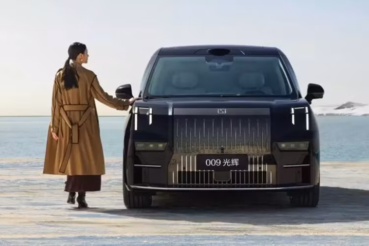 Không chỉ có kính điện sắc như đã nhắc ở trên, Zeekr 009 Grand còn được trang bị chế độ riêng tư Privacy Mode. Khi hành khách kích hoạt chế độ này bằng nút nạm pha lê trên cụm điều khiển trung tâm, toàn bộ kính cửa sổ sẽ đóng lại và chuyển sang chế độ màu tối.