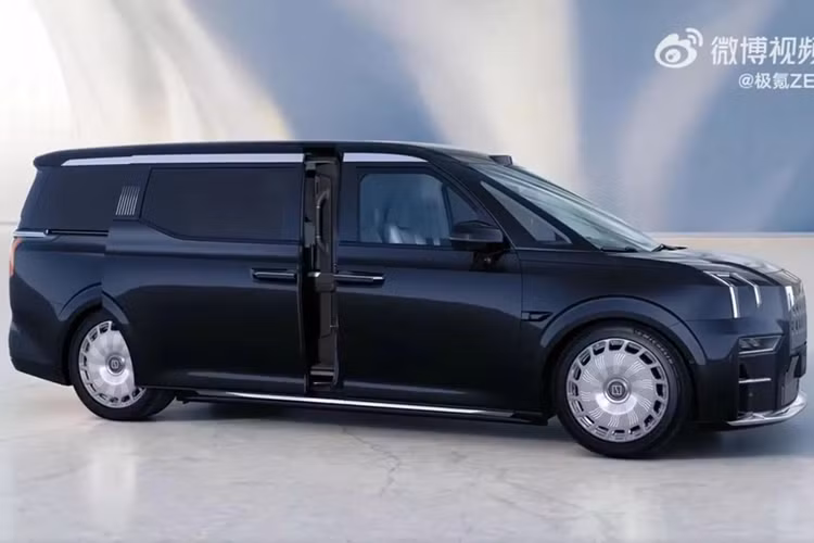 Cuối cùng là hệ thống treo khí nén được Zeekr gọi là "thảm thần kỳ" và hệ thống hỗ trợ lái bán tự động. Hệ thống trợ lái này có thể sử dụng trên cao tốc.