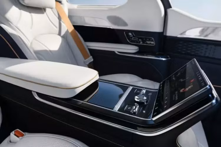 Vách ngăn giữa Zeekr 009 Grand được tích hợp màn hình LED 4K 43 inch và hệ thống âm thanh vòm Yamaha 31 loa để hành khách có thể thoải mái giải trí trên hành trình dài.