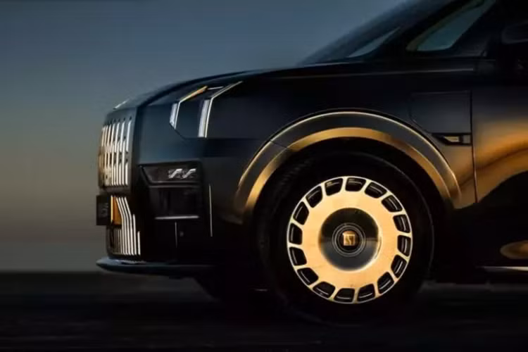 Thú vị hơn, mẫu xe MPV Zeekr 009 Grand còn là mẫu xe đầu tiên được trang bị kính cửa sổ với công nghệ điện sắc, có thể thay đổi độ trong, đục theo 10 chế độ. Thời gian thay đổi độ trong, đục của kính chỉ diễn ra trong thời gian khoảng 1,5 giây.