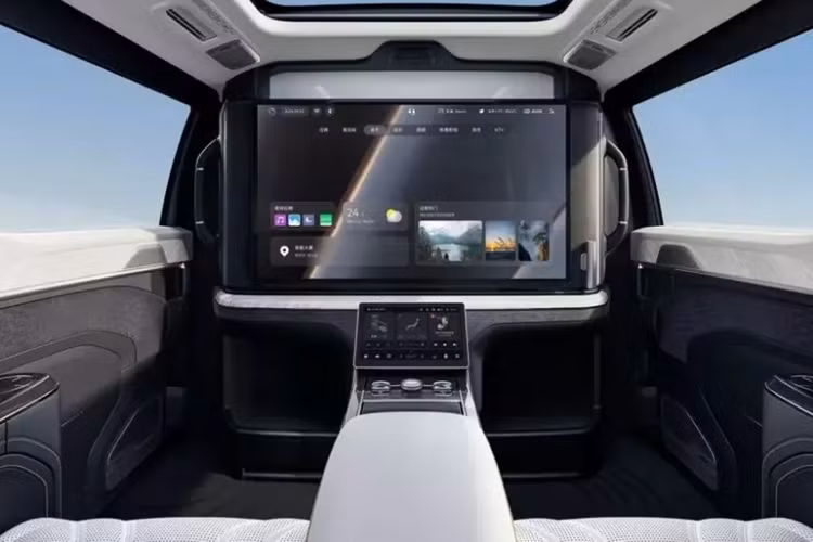 Tinh hoa thực sự của mẫu MPV hạng sang này nằm ở khoang hành khách phía sau. Khoang hành khách này được tách rời với khoang lái bằng vách ngăn kéo dài từ trần xuống sàn, tương tự Lexus LM.