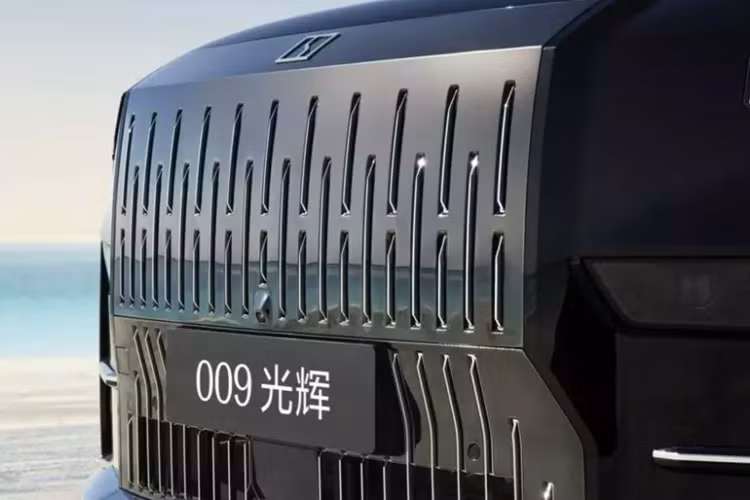 Xe được trang bị lưới tản nhiệt bằng thép không gỉ với thời gian đánh bóng thủ công lên đến 30 tiếng. Bên cạnh đó là bộ vành đúc với đường kính 20 inch và có thiết kế theo phong cách hoài cổ. Theo thương hiệu Zeekr, thời gian để xử lý bộ vành này là 10 tiếng, cộng thêm 20 tiếng đánh bóng.