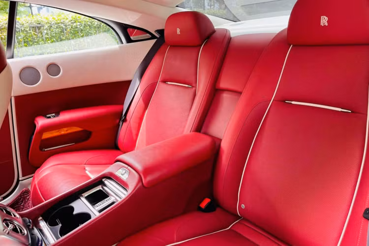 Phía sau vô-lăng của dòng xe siêu sang Rolls-Royce Wraith đời 2014 này vẫn là bảng đồng hồ dạng cơ thay vì dạng kỹ thuật số bắt mắt hơn như những chiếc Rolls-Royce thế hệ mới.