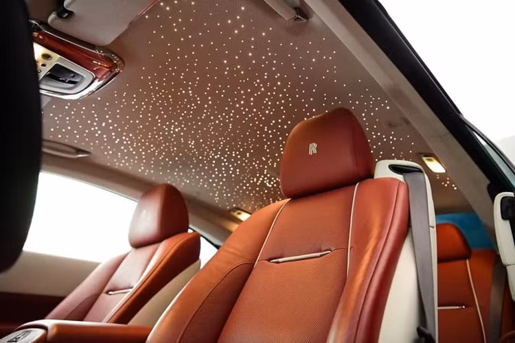 Hàng ghế sau gồm 2 chỗ ngồi với không gian đủ cho người lớn ngồi, tuy nhiên bị giới hạn chiều cao do thiết kế mui vuốt dần về phía đuôi của dòng xe coupe 2 cửa. Bầu trời sao luôn là chi tiết không thể thiếu trên những chiếc Rolls-Royce và chiếc Wraith này cũng không ngoại lệ.