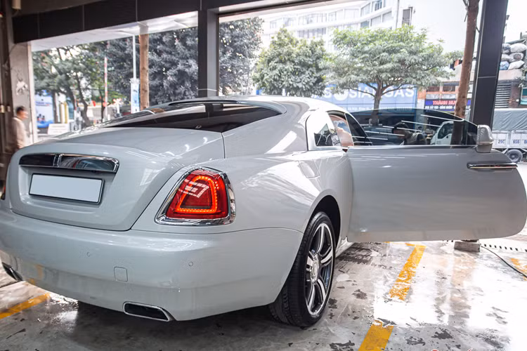 Động cơ trên Rolls-Royce Wraith kết hợp với hộp số tự động ZF 8 cấp, nhờ đó, chiếc coupe siêu sang chỉ mất khoảng 4,6 giây để có thể tăng tốc lên 100 km/h từ vị trí xuất phát trước khi đạt tốc độ tối đa 250 km/h.