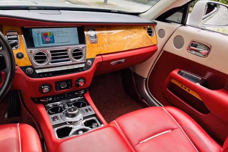 Rolls-Royce Wraith đời 2014 sở hữu khối động cơ V12, dung tích 6.6 lít, sản sinh công suất tối đa 623 mã lực và mô-men xoắn cực đại đạt 800 Nm.