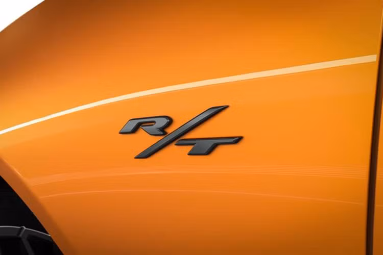 Phần mui của xe vuốt đều xuống khoang hành lý với dạng hatchback giúp tối ưu không gian nội thất cũng như góp phần vào khả năng vận hành trên đường đua. Mẫu xe này cũng được trang bị cánh gió khí động học cỡ nhỏ, nằm phía trên cụm đèn hậu cũng có dạng vuông đậm chất xe cơ bắp.