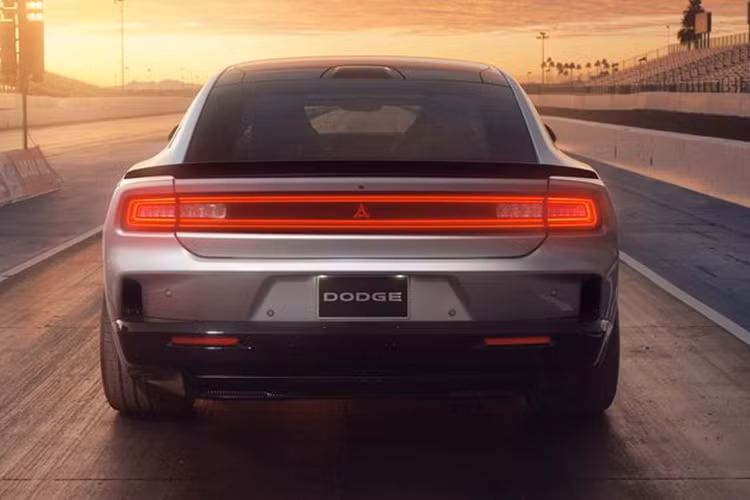 Ở bên trong, Dodge Charger Daytona 2024 được trang bị màn hình đồng hồ lái 10,25 inch tiêu chuẩn hoặc 16 inch tùy chọn. Màn hình trung tâm 12,3 inch tích hợp hệ thống thông tin giải trí Uconnect 5 của Dodge.