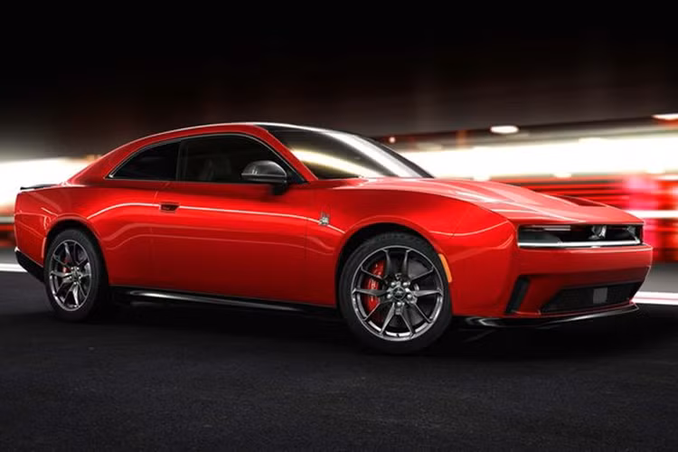 Với kích thước lớn như vậy, không có gì đáng ngạc nhiên khi mẫu xe cơ bắp chạy điện này có khối lượng lên tới 2.648 kg. Mẫu xe điện Dodge Charger Daytona 2024 có hai mức công suất. Phiên bản R/T tiêu chuẩn mạnh 496 mã lực và 548 Nm mô-men xoắn, khả năng tăng tốc từ 0-100 km/h trong 4,7 giây.