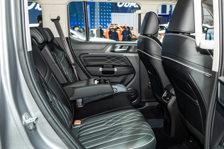 Thêm vào đó là camera 360 độ với tính năng khung gầm trong suốt, cho phép quan sát cả bên dưới nắp ca-pô, và hệ thống kiểm soát toàn địa hình mới. Theo kế hoạch, vào tháng 11 năm nay, Tank 300 sẽ chính thức ra mắt Việt Nam dưới dạng xe nhập khẩu nguyên chiếc từ Thái Lan, tương tự Haval H6.