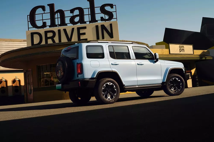 Hiện chưa rõ Tank 300 tại Việt Nam sẽ có những phiên bản nào. Trong khi đó, xe tại Thái Lan có 2 phiên bản là Pro và Ultra với giá từ 1,649 - 1,799 triệu Baht (khoảng 1,12 - 1,22 tỷ đồng). Khi về Việt Nam, mẫu xe này nhiều khả năng sẽ có giá khởi điểm không dưới 1 tỷ đồng.