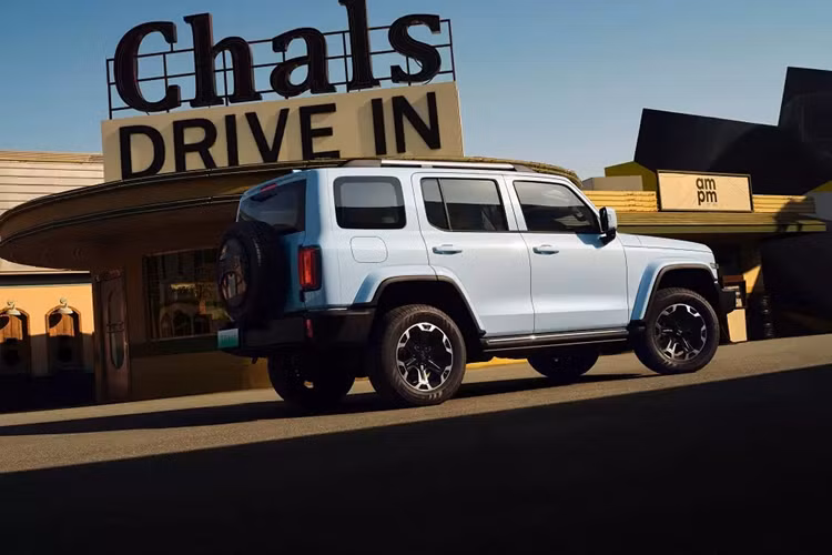 Hiện chưa rõ Tank 300 tại Việt Nam sẽ có những phiên bản nào. Trong khi đó, xe tại Thái Lan có 2 phiên bản là Pro và Ultra với giá từ 1,649 - 1,799 triệu Baht (khoảng 1,12 - 1,22 tỷ đồng). Khi về Việt Nam, mẫu xe này nhiều khả năng sẽ có giá khởi điểm không dưới 1 tỷ đồng.