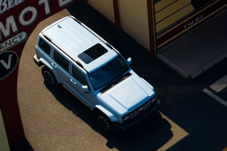 Hai con số tương ứng của mô-tơ điện là 163 mã lực và 400 Nm. Tổng cộng, Tank 300 Hi4-T có công suất 407 mã lực và mô-men xoắn cực đại 750 Nm. Bên cạnh đó, xe còn dùng hộp số tự động 9 cấp và pin 37,1 kWh, cho phép chạy 105 km mà không cần tốn 1 giọt xăng.