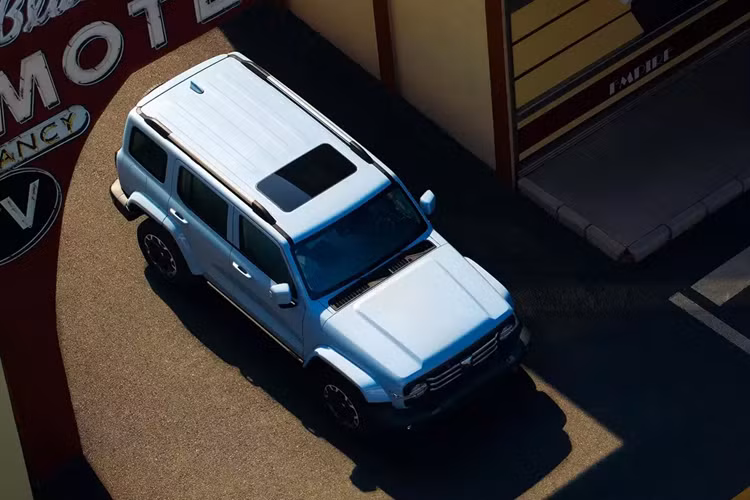 Hai con số tương ứng của mô-tơ điện là 163 mã lực và 400 Nm. Tổng cộng, Tank 300 Hi4-T có công suất 407 mã lực và mô-men xoắn cực đại 750 Nm. Bên cạnh đó, xe còn dùng hộp số tự động 9 cấp và pin 37,1 kWh, cho phép chạy 105 km mà không cần tốn 1 giọt xăng.