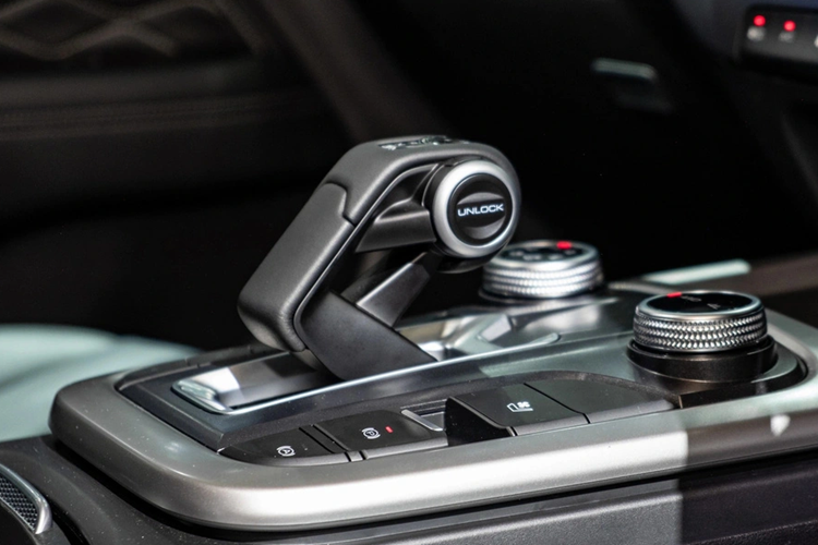 Bên trong xe, Tank 300 Hi4-T được trang bị ghế bọc da Nappa sang trọng, ghế lái chỉnh điện 8 hướng/nhớ vị trí, ghế phụ lái chỉnh điện 4 hướng, ghế trước có tính năng sưởi/làm mát, sạc điện thoại không dây 50W, hệ thống âm thanh 9 loa, kính cửa trước cách âm 2 lớp và bệ bước chân chỉnh điện.