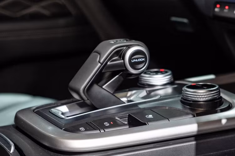 Bên trong xe, Tank 300 Hi4-T được trang bị ghế bọc da Nappa sang trọng, ghế lái chỉnh điện 8 hướng/nhớ vị trí, ghế phụ lái chỉnh điện 4 hướng, ghế trước có tính năng sưởi/làm mát, sạc điện thoại không dây 50W, hệ thống âm thanh 9 loa, kính cửa trước cách âm 2 lớp và bệ bước chân chỉnh điện.