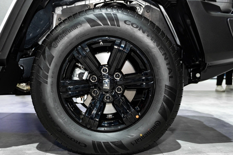 Được định vị trong phân khúc SUV hạng trung, Tank 300 Hi4-T có kích thước dài x rộng x cao lần lượt là 4.760 x 1.930 x 1.903 mm và chiều dài cơ sở 2.750 mm. Bên cạnh đó, xe còn sở hữu góc tới 32 độ, góc thoát 33 độ, góc vượt đỉnh dốc 22 độ, khả năng lội nước sâu 700 mm và khoảng sáng gầm 222 mm.