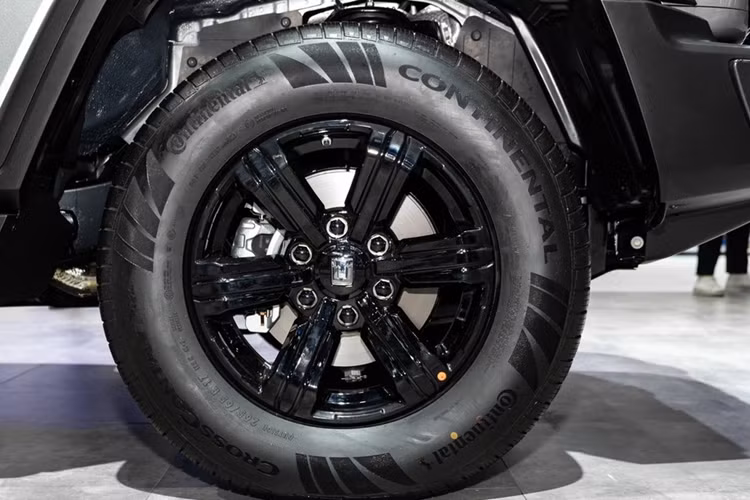 Được định vị trong phân khúc SUV hạng trung, Tank 300 Hi4-T có kích thước dài x rộng x cao lần lượt là 4.760 x 1.930 x 1.903 mm và chiều dài cơ sở 2.750 mm. Bên cạnh đó, xe còn sở hữu góc tới 32 độ, góc thoát 33 độ, góc vượt đỉnh dốc 22 độ, khả năng lội nước sâu 700 mm và khoảng sáng gầm 222 mm.