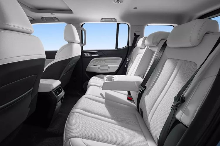 Mẫu xe SUV Tank 300 Hi4-T sở hữu hệ dẫn động 4 bánh bán thời gian điều khiển điện tử với chức năng khóa trung tâm. Hệ dẫn động này có chế độ cầu nhanh 2H, cầu nhanh 4H và cầu chậm 4L.