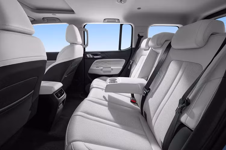 Mẫu xe SUV Tank 300 Hi4-T sở hữu hệ dẫn động 4 bánh bán thời gian điều khiển điện tử với chức năng khóa trung tâm. Hệ dẫn động này có chế độ cầu nhanh 2H, cầu nhanh 4H và cầu chậm 4L.