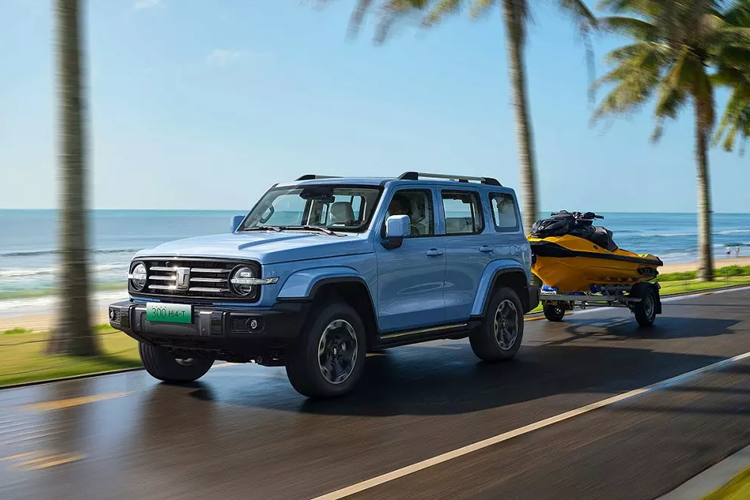 Sở dĩ Tank 300 Hi4-T giá không rẻ vì đây là xe plug-in hybrid (PHEV). Mẫu SUV này được trang bị hệ truyền động bao gồm máy xăng 4 xi-lanh, tăng áp, dung tích 2.0L và mô-tơ điện. Trong đó, động cơ xăng tạo ra công suất tối đa 244 mã lực và mô-men xoắn cực đại 380 Nm.