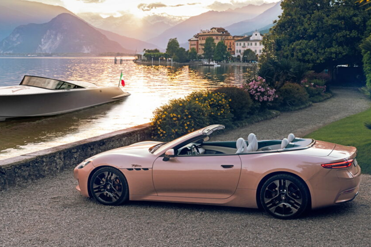 “Cây đinh ba” đã trở về đại dương khi ra mắt mẫu thuyền máy sang trọng Maserati Tridente chạy điện mới. Mẫu thuyền cao tốc này như một cách để tiếp tục quá trình điện hóa của thương hiệu với các phiên bản Folgore của Grecale, Granturismo và GranCabrio.