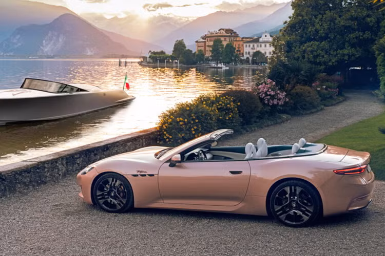 “Cây đinh ba” đã trở về đại dương khi ra mắt mẫu thuyền máy sang trọng Maserati Tridente chạy điện mới. Mẫu thuyền cao tốc này như một cách để tiếp tục quá trình điện hóa của thương hiệu với các phiên bản Folgore của Grecale, Granturismo và GranCabrio.