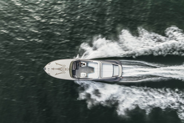 Chiếc thuyền máy này còn có một cabin khép kín và một nhà vệ sinh nhỏ được giấu bên trong mũi tàu.