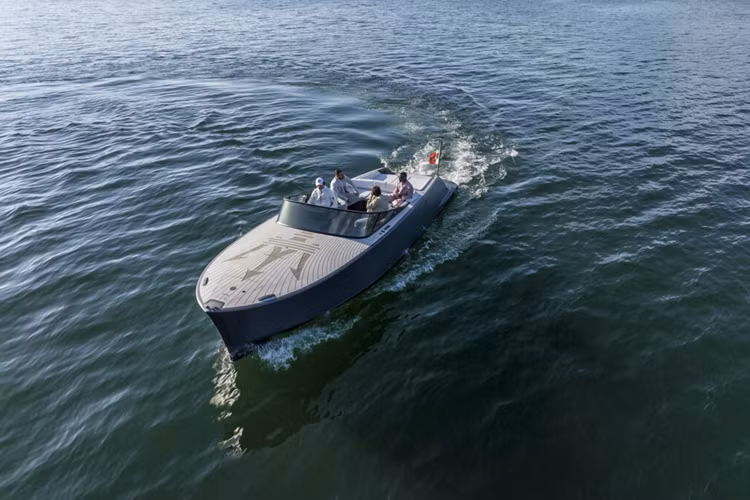 Mức giá du thuyền siêu sang Maserati Tridente lên đến 2,5 triệu Euro (Tương đương 2,7 triệu Đô). Đây cũng chính là một sự lựa chọn thú vị cho những ai yêu thích những món đồ chơi xa xỉ, khác biệt.