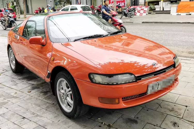 Không rõ thời gian chính xác chiếc xe thể thao Toyota Sera độc nhất Việt Nam này được nhập về, chỉ biết rằng xe từng rất nổi tiếng vì thuộc sở hữu của danh hài Bảo Chung - ông cũng là 1 trong những tay chơi xe khá lão luyện ở thập niên 90.