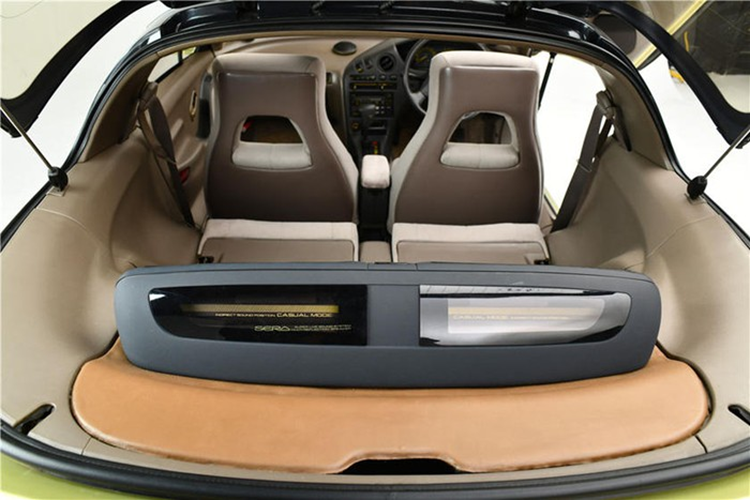 Chỉ một năm sau, tại Triển lãm ôtô Tokyo 1989, phiên bản sản xuất Toyota Sera bản thương mại đã được ra mắt. Một mô hình được đặt theo chiều dọc và tự động hóa bằng điện cũng đã được trình diễn để chứng minh hoạt động của cửa bướm và cửa sập phía sau.