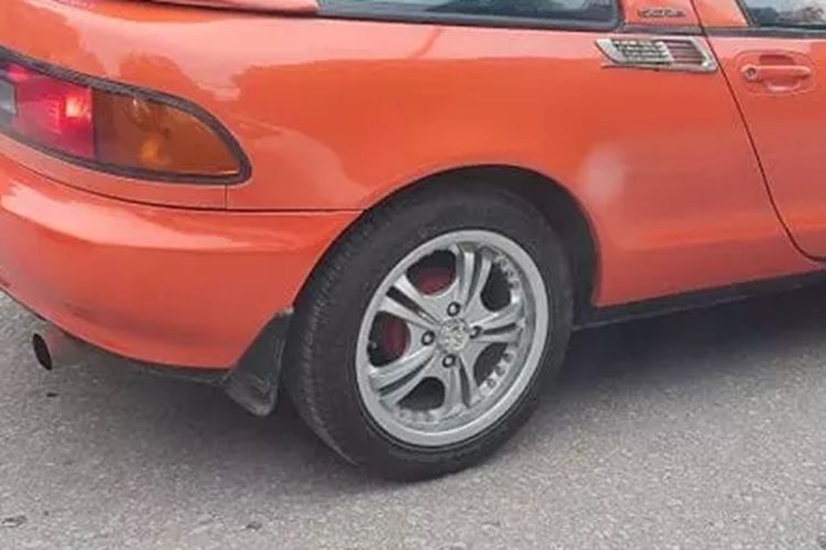 Hiện tại, chiếc xe Toyota Sera đang ở 1 tỉnh thành phía Bắc và khi chúng tôi trò chuyện về việc có nhiều đại gia Việt săn lùng xế độc của mình, chủ nhân đã chia sẻ rất phiền toái vì không muốn bán mà vẫn bị nhiều người hỏi mua.