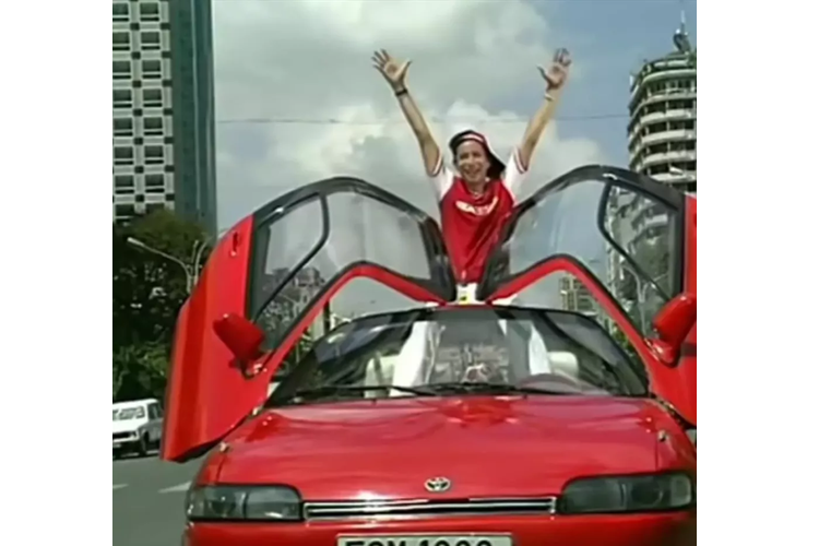 Về chiếc Toyota Sera (mã hiệu mẫu xe EXY10), đây là mẫu xe coupe hatchback 3 cửa 2+2 được Toyota sản xuất và đưa ra thị trường từ năm 1990 đến năm 1996. Nó chỉ được bán chính thức tại thị trường nội địa Nhật Bản.