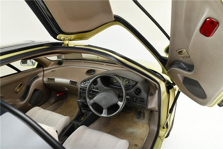 Toyota đã tiếp thị ba phiên bản trang trí, được bán trên thị trường với tên gọi Phases, trong quá trình sản xuất và tiếp thị Sera độc quyền trên các kênh bán lẻ Toyota của Nhật Bản Toyota Corolla Store - như một sự thay thế cho Toyota MR2, độc quyền cho Toyota Vista Store.