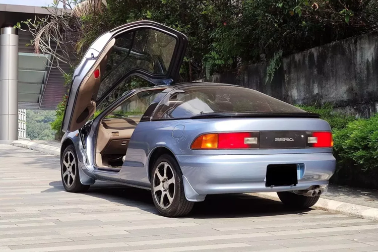 Được phát hành với một cấu hình động cơ và kiểu dáng thân xe duy nhất, Sera có các cấu hình tùy chọn về hộp số, phanh, điều hoà khí hậu lạnh và hệ thống âm thanh...