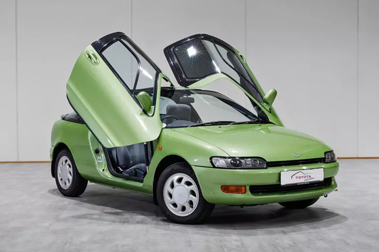 Kiểu cửa này 2 năm sau đó đã được nhìn thấy trên McLaren F1, mẫu xe đặc biệt với 3 chỗ ngồi, giá hiện này không dưới 8 con số tính bằng USD.