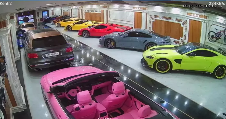 Sau 1 thời gian dài phải để các siêu xe, xe siêu sang, xe máy và xe môtô của mình ở nhiều garage khác nhau, thậm chí, phải đỗ ngoài đường, cuối cùng, Hoàng Kim Khánh đã có garage siêu xe đủ rộng để chứa gần 50 chiếc xe mình sở hữu. Thậm chí, vẫn còn dư sức để đậu 1 vài siêu xe.