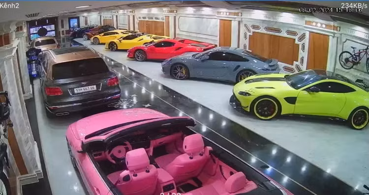 Sau 1 thời gian dài phải để các siêu xe, xe siêu sang, xe máy và xe môtô của mình ở nhiều garage khác nhau, thậm chí, phải đỗ ngoài đường, cuối cùng, Hoàng Kim Khánh đã có garage siêu xe đủ rộng để chứa gần 50 chiếc xe mình sở hữu. Thậm chí, vẫn còn dư sức để đậu 1 vài siêu xe.