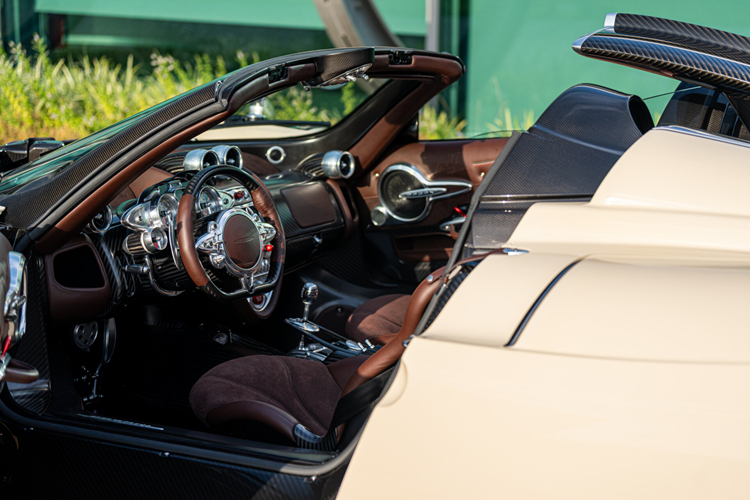 Đặc biệt, mẫu xe còn có phần cản trước mới tích hợp bộ chia giúp tăng lực ép, đồng thời xe còn được trang bị kết hợp với các cửa hút gió lớn hơn, các ống dẫn bên trong mới và các phần đèn chiếu sáng độc đáo chỉ phát triển dành riêng cho mẫu xe này.