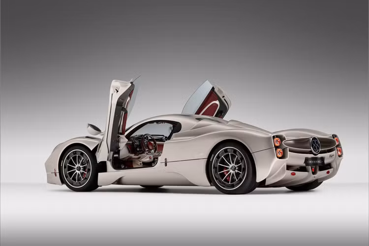 Pagani cho biết xe được trang bị bộ ly hợp ba đĩa mới nhất để truyền mô-men xoắn tốt hơn với bộ vi sai được quản lý điện tử đảm bảo khả năng phản hồi của động cơ tốt hơn, từ đây đem đến trải nghiệm thú vị hơn cho người dùng.