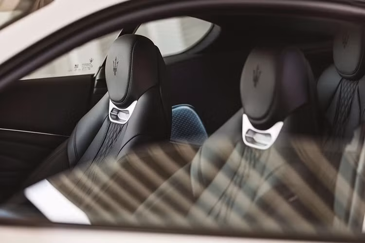 Maserati GranTurismo thế hệ mới vẫn được trang bị 2 hàng ghế với độ thoải mái tương đương nhau. Khách hàng có thể lựa chọn nhiều kiểu thiết kế, chất liệu và màu sắc.