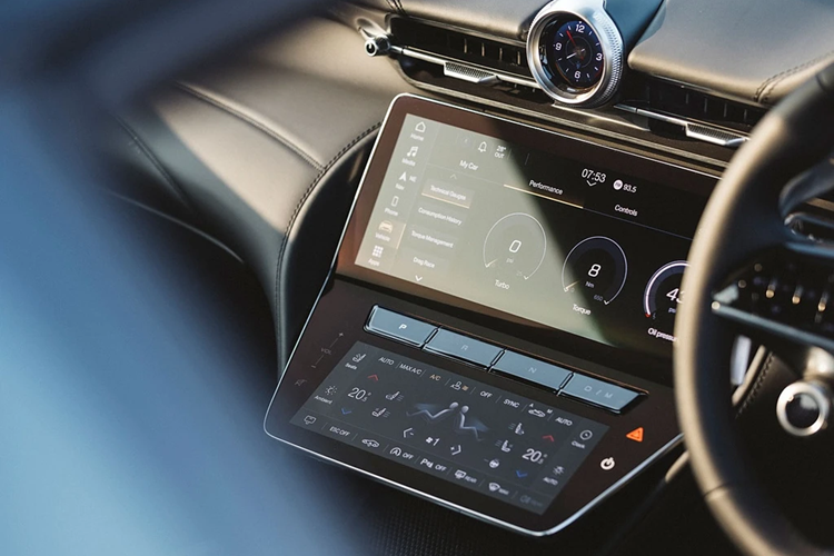 Xe được trang bị bảng đồng hồ taplo kỹ thuật số 12.2 inch, màn hình trung tâm cảm ứng 12.3 inch và màn hình phụ 8.8 inch để điều chỉnh các chức năng điều hòa. Đồng hồ analog quen thuộc đã được thay bởi một màn hình cỡ nhỏ có thể thay đổi giao diện.